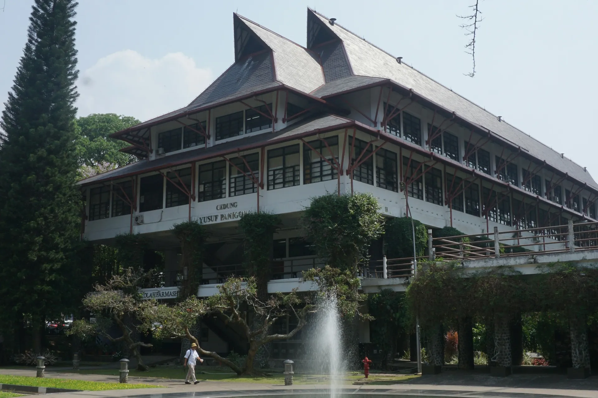 Indonesian hotel with a fountain at the entrance