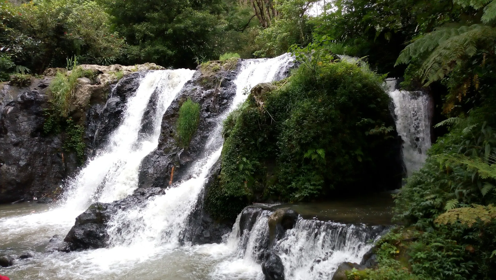 Waterfall in Dago, Bandung. Unsplash.