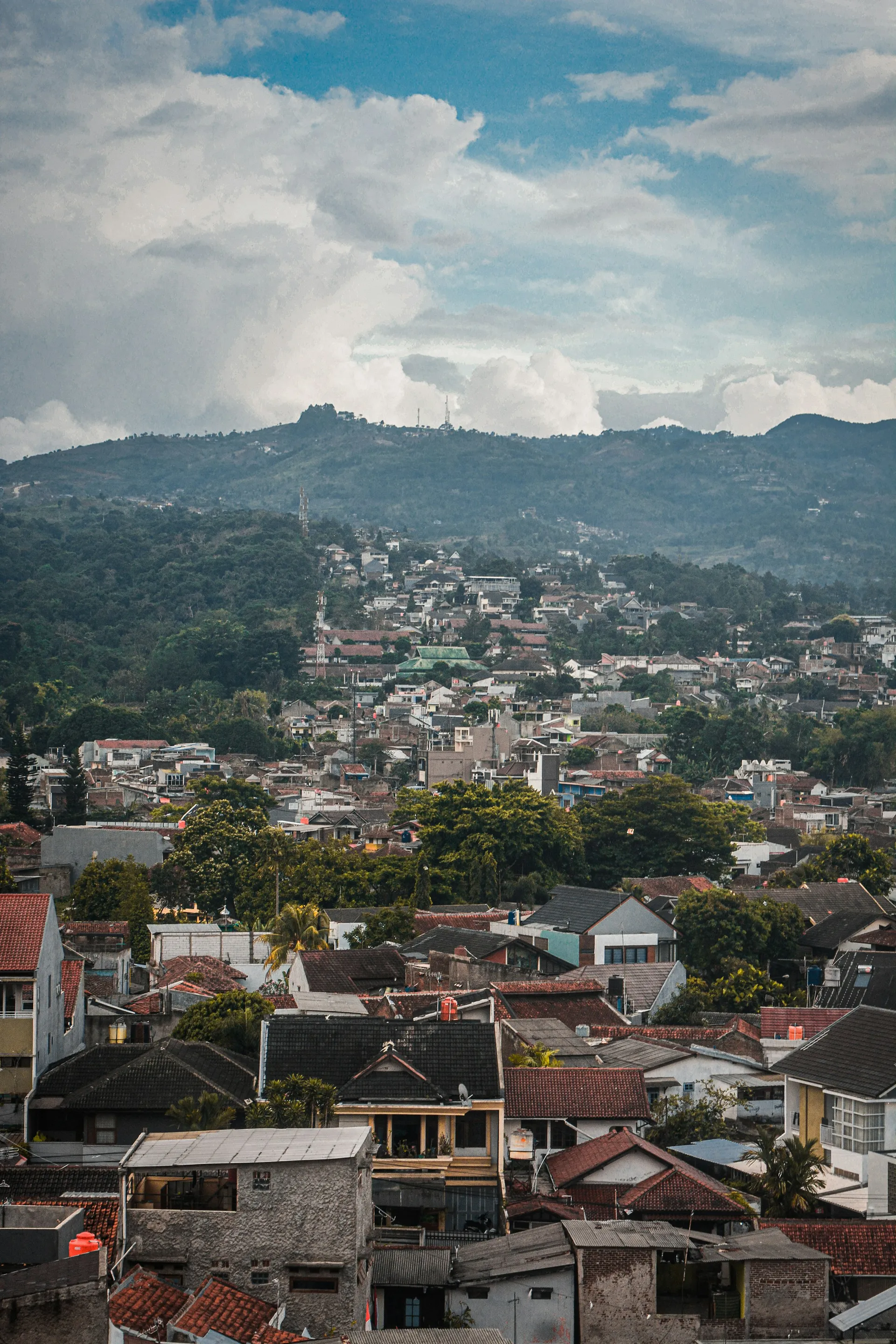 Bandung dengan gunung di kaki langit